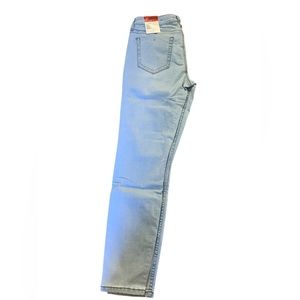 Low Rise Power Skinny Guess Jeans Brand new! Tags removed